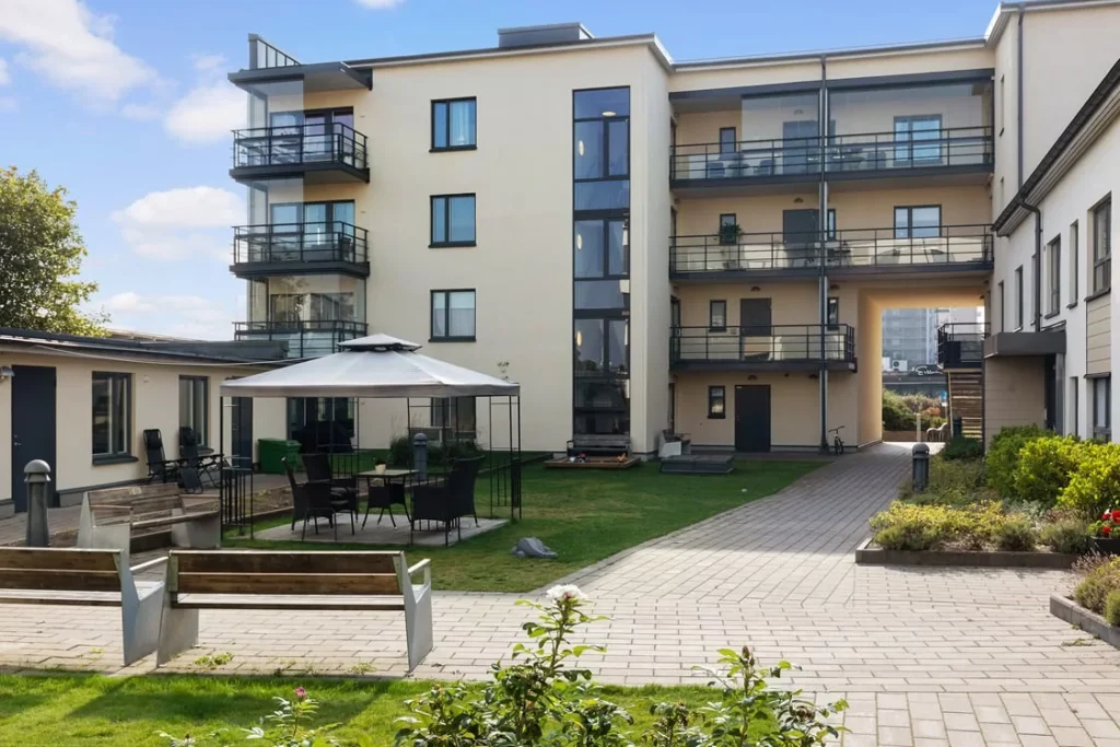 9. Nybyggd altan med grillplats brf Sollentuna Haggvik (1)